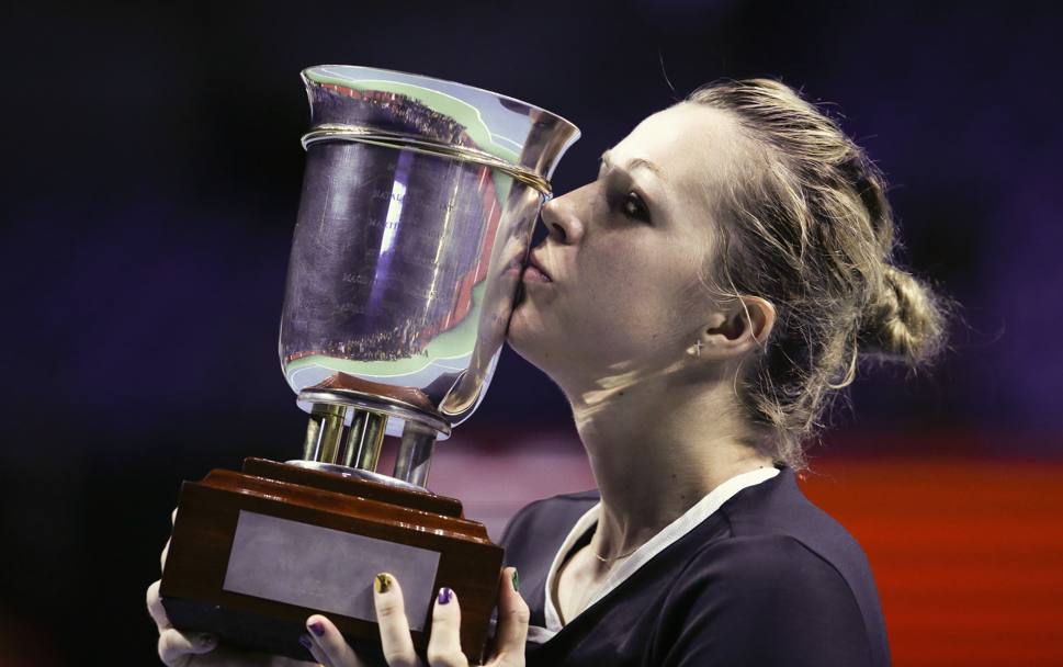 Mosca - La tennista Pavlyuchenkova bacia il trofeo conquistato al Moscow Open contro Irina-Camelia Begu (Action Images)